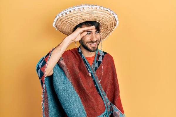 Homem Hispânico Jovem Segurando Chapéu Mexicano Muito Feliz Sorrindo Olhando — Fotografia de Stock