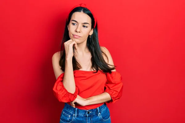 Jovem Morena Vestindo Camisa Vermelha Casual Pensando Concentrou Dúvida Com — Fotografia de Stock