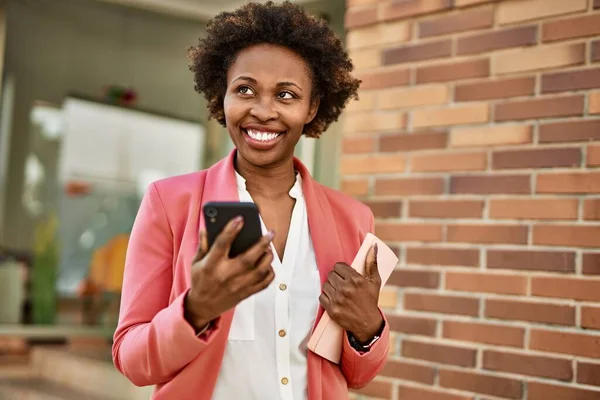 Mulher Americana Africana Negócios Bonita Com Cabelo Afro Sorrindo Feliz — Fotografia de Stock