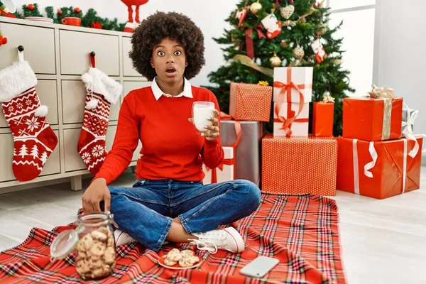 Junge Afrikanisch Amerikanische Frau Mit Afrohaaren Die Gebäck Isst Sitzt — Stockfoto