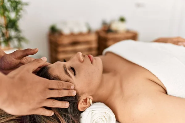 Donna Reciving Massaggio Alla Testa Centro Bellezza — Foto Stock
