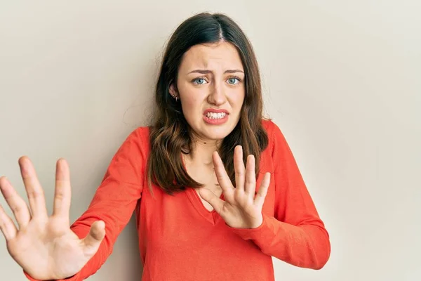 Ung Brunett Kvinna Bär Casual Kläder Rädd Och Skräckslagen Med — Stockfoto