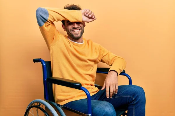Tekerlekli Sandalyede Oturan Sakallı Yakışıklı Adam Kollarıyla Gözlerini Kapatıyor Neşeli — Stok fotoğraf
