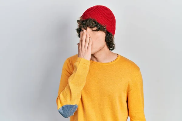 Όμορφος Νεαρός Άνδρας Που Φοράει Μάλλινο Καπέλο Βαριέται Χασμουρείται Κουρασμένος — Φωτογραφία Αρχείου