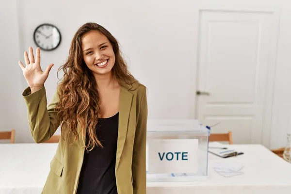 Belle Femme Hispanique Debout Salle Campagne Politique Montrant Pointant Vers — Photo