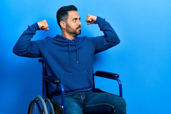 Schöner Hispanischer Mann Mit Bart Der Rollstuhl Sitzt Und Stolz — Stockfoto