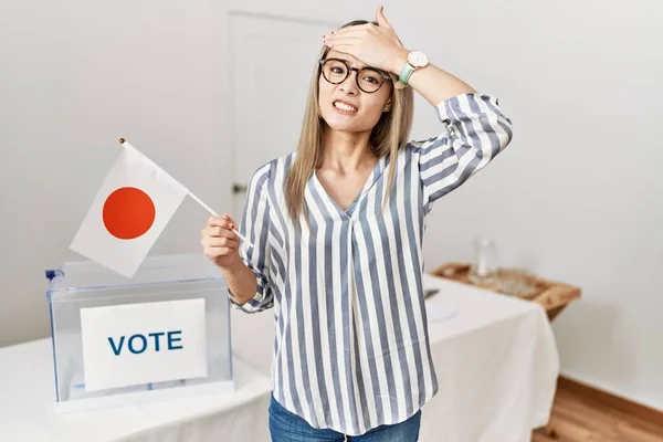 Азиатская Молодая Женщина Выборах Политическую Кампанию Держа Японский Флаг Подчеркнуто — стоковое фото