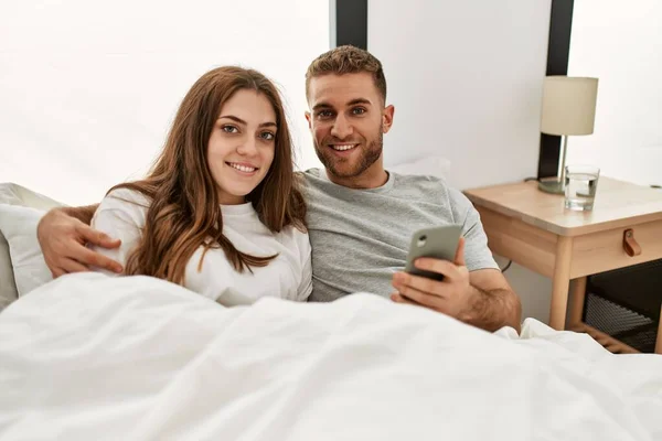 Jong Kaukasisch Paar Met Behulp Van Smartphone Liggend Bed Thuis — Stockfoto