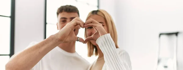 Junges Kaukasisches Paar Lächelt Glücklich Und Macht Herzsymbol Mit Händen — Stockfoto