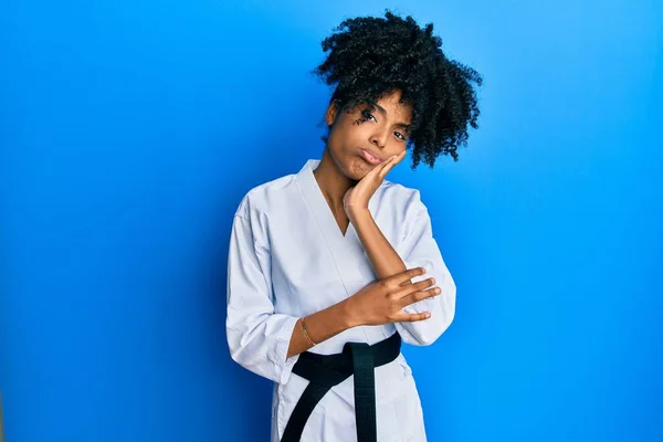 Afroamerikanerin Mit Afro Haaren Karate Kimono Und Schwarzem Gürtel Die — Stockfoto