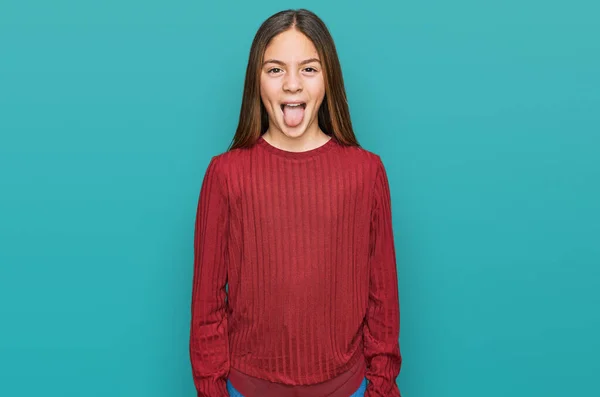 Bella Bruna Bambina Che Indossa Maglione Casual Che Attacca Lingua — Foto Stock