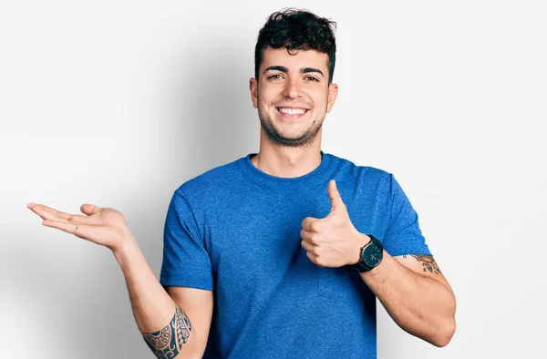 Ung Latinamerikan Man Bär Casual Skjorta Visar Handflatan Och Gör — Stockfoto