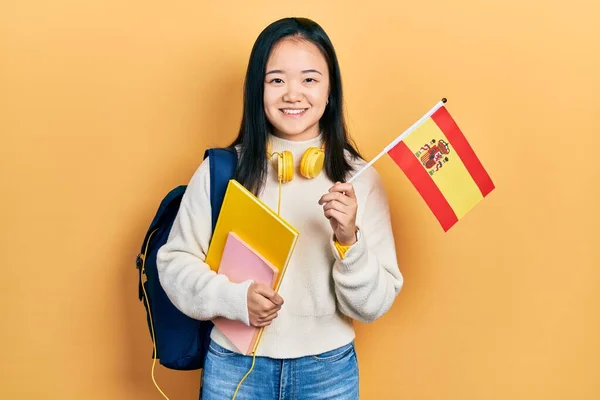 Joven Estudiante Intercambio Chicas Chinas Sosteniendo Bandera Española Sonriendo Con —  Fotos de Stock