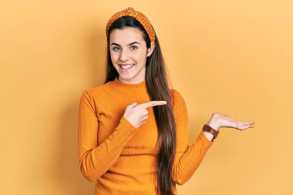 Giovane Adolescente Bruna Che Indossa Maglione Giallo Casuale Stupito Sorridente — Foto Stock