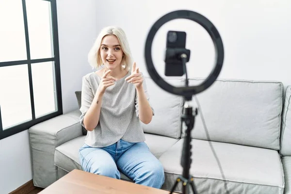 Ung Kaukasisk Kvinna Inspelning Vlog Tutorial Med Smartphone Hemma Pekar — Stockfoto