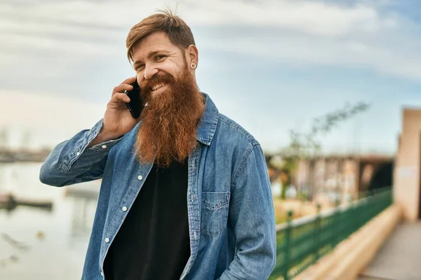 Giovane Irlandese Uomo Sorridente Felice Parlando Sullo Smartphone Città — Foto Stock