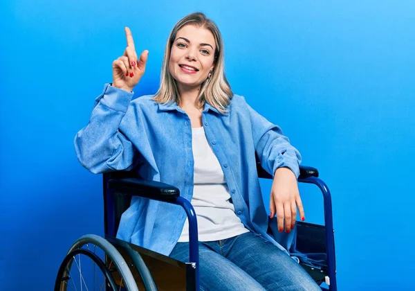 Красивая Белая Женщина Сидящая Инвалидной Коляске Показывающая Пальцем Номер Один — стоковое фото