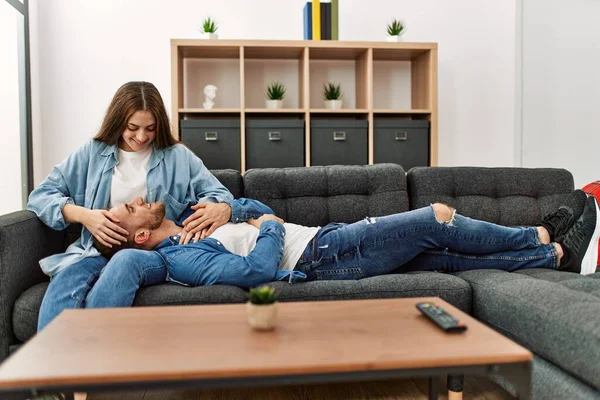 Jovem Casal Caucasiano Relaxado Sentado Sofá Casa — Fotografia de Stock