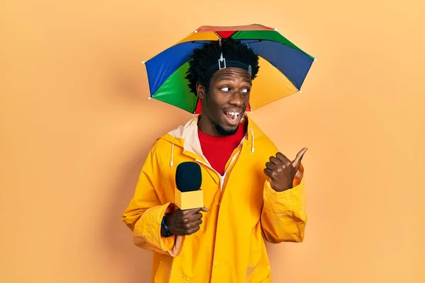 Jovem Jornalista Afro Americano Vestindo Capa Chuva Amarela Chapéu Guarda — Fotografia de Stock