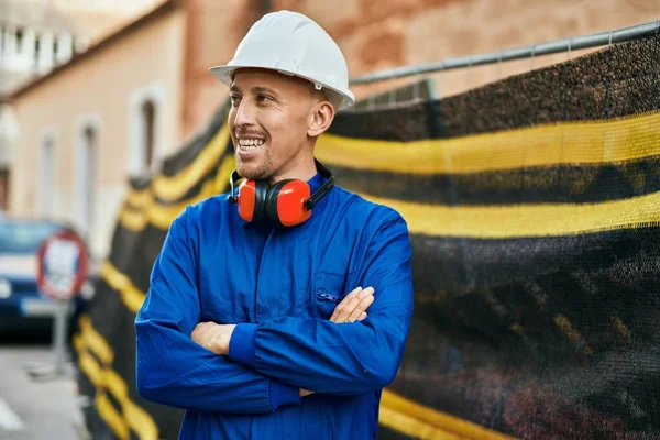 Giovane Operaio Caucasico Sorridente Felice Indossare Uniforme Alla Città — Foto Stock