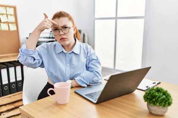 Junge Rothaarige Frau Arbeitet Büro Mit Computer Laptop Zeigt Unglücklich — Stockfoto