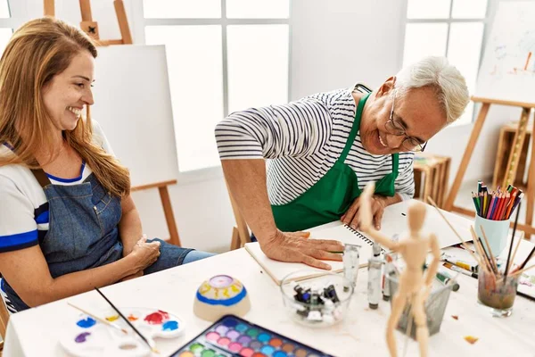 Dois Artistas Meia Idade Sorrindo Pintura Feliz Com Mãos Pintadas — Fotografia de Stock