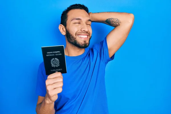 Homem Hispânico Com Barba Segurando Passaporte Itália Sorrindo Confiante Tocando — Fotografia de Stock