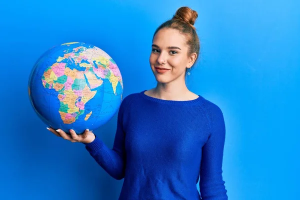Ung Blond Kvinna Håller Världen Bollen Ser Positiv Och Glad — Stockfoto