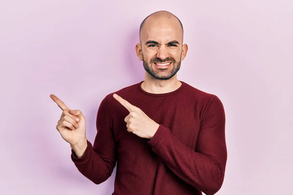 Jonge Kale Man Casual Kleding Glimlachend Kijkend Naar Camera Wijzend — Stockfoto