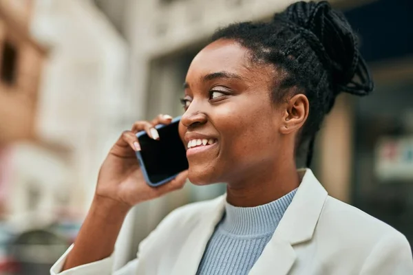 Jong Afrikaans Amerikaans Zakenvrouw Glimlachen Gelukkig Praten Smartphone Stad — Stockfoto