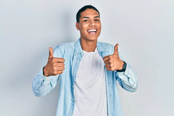 Junger Afrikanisch Amerikanischer Typ Lässiger Kleidung Mit Positiver Geste Mit — Stockfoto