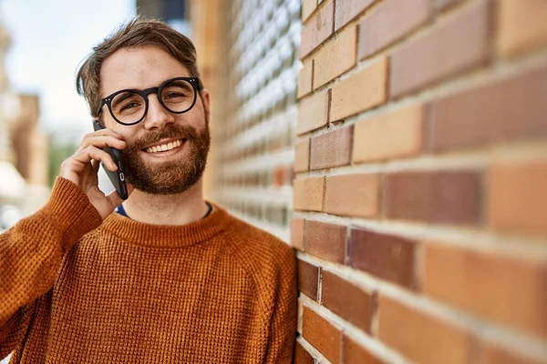 Fehér Férfi Szakállal Telefonon Beszél Szabadban Egy Napsütéses Napon — Stock Fotó