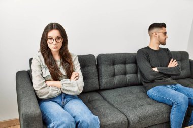 Genç İspanyol çift evdeki kanepede sessizce oturuyorlar..