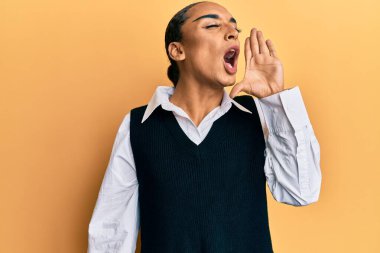 Makyaj yapan, uzun saçlı, moda kıyafetleri giyen, el ele tutuşup bağıran İspanyol bir adam. iletişim konsepti. 