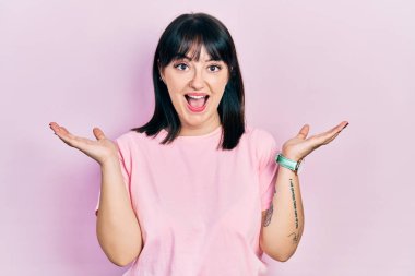 Genç İspanyol kadın gündelik giysiler giyip çılgınlığı kutluyor ve başarıya hayret ediyor. Kolları açık, gözleri açık heyecanla bağırıyor. Kazanan konsept 