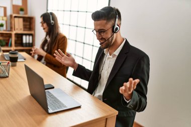 Ofiste çalışan iki İspanyol çağrı merkezi ajanı..