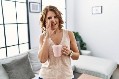 Orta yaşlı bir kadın ev yapımı kahve içiyor. Ağızdan ağıza, gizli dedikodular söylüyor. Kötü niyetli konuşmalar fısıldıyor. 