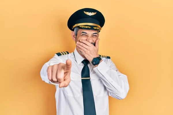 Snygg Medelålders Man Med Grått Hår Klädd Flygplan Pilot Uniform — Stockfoto