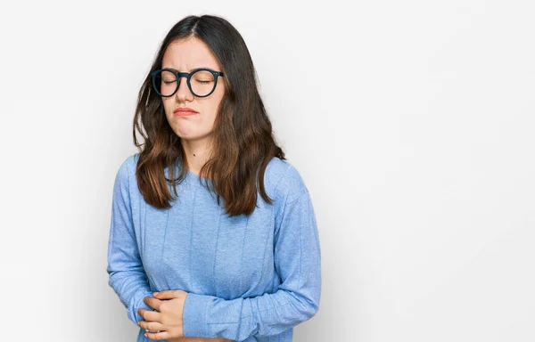 Mujer Hermosa Joven Que Usa Ropa Casual Gafas Con Mano — Foto de Stock