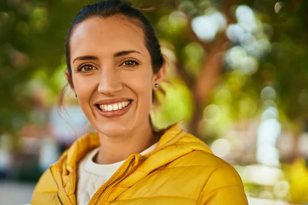 Jong Hispanic Meisje Glimlachen Gelukkig Staan Het Park — Stockfoto