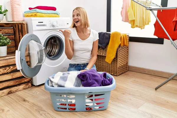 Joven Mujer Caucásica Haciendo Colada Con Ropa Cesta Sonriendo Con —  Fotos de Stock