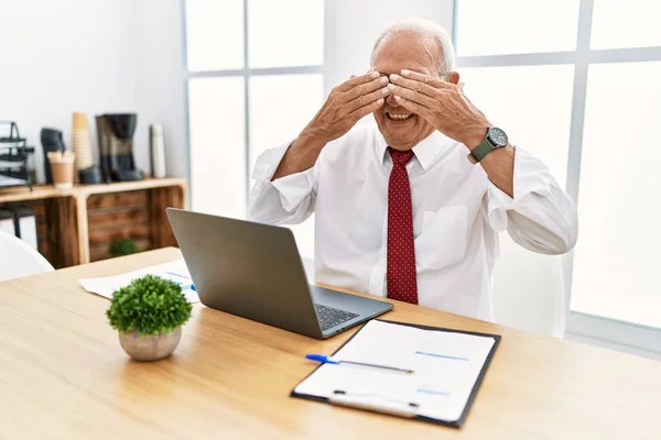 Uomo Anziano Che Lavora Ufficio Utilizzando Computer Portatile Che Copre — Foto Stock