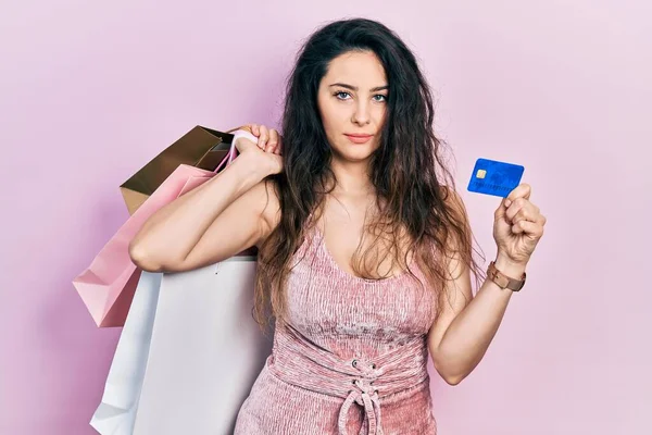 Ung Latinamerikansk Kvinna Bär Tomte Kostym Hålla Shoppingväskor Och Kreditkort — Stockfoto