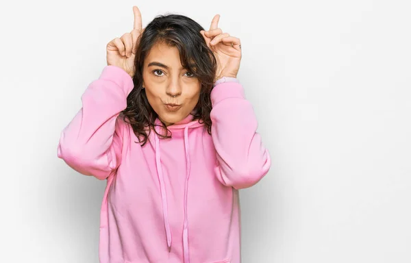 Junge Hispanische Frau Trägt Lässiges Sweatshirt Und Macht Lustige Geste — Stockfoto