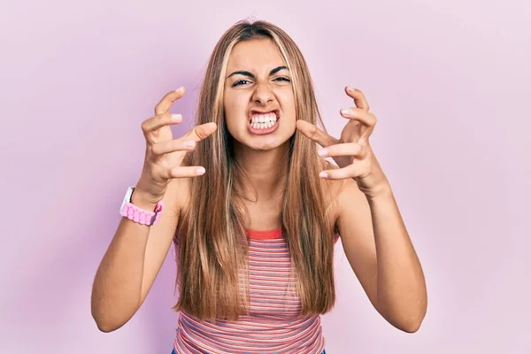 Beautiful Hispanic Woman Wearing Casual Summer Shirt Shouting Frustrated Rage — Stock Photo, Image