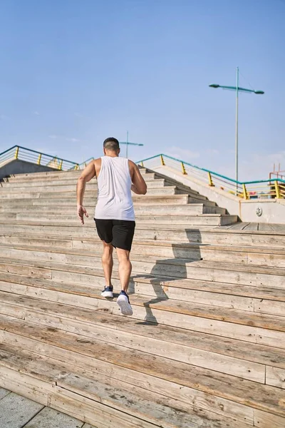 Hispanic Sports Mand Arbejder Ovenpå Udendørs Solrig Dag - Stock-foto