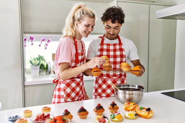 Pareja Joven Sonriendo Feliz Cocinando Dulces Cocina —  Fotos de Stock