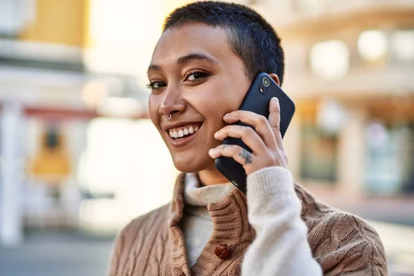 若いですヒスパニック女性とともに短い髪笑顔幸せな話す上の電話 — ストック写真