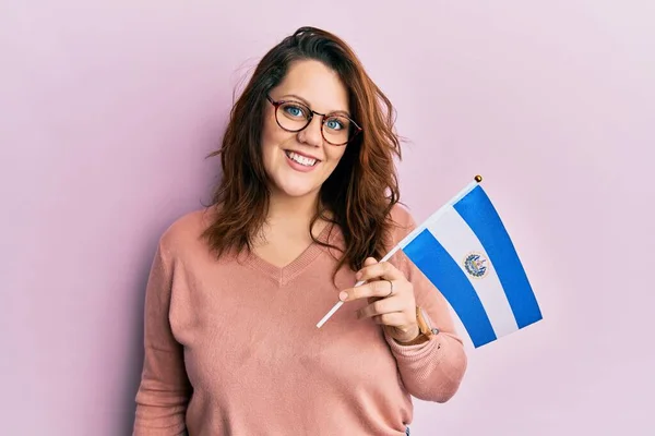 Jonge Kaukasische Vrouw Met Salvador Vlag Kijken Positief Gelukkig Staan — Stockfoto