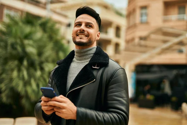 Jovem Árabe Homem Sorrindo Feliz Usando Smartphone Cidade — Fotografia de Stock